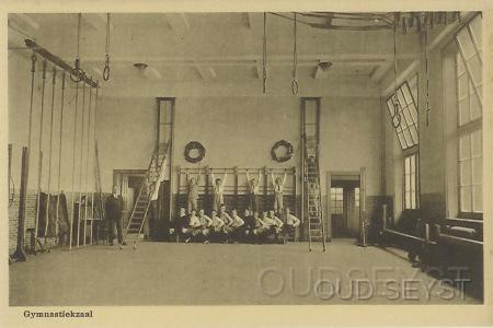 Chr. Lyceum-1925-001.jpg - Gymnstiekzaal met een jongens sportklas van het Chr. Lyceum aan de Lindenlaan in Zeist. Gemaakt omstreeks 1925.